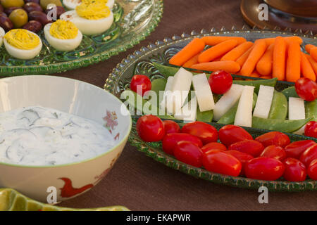 Deviled Eiern, Kalamata und grüne Oliven serviert mit Karotten, Jimaca und Cherry-Tomaten als ein vor dem Abendessen Horderve Stockfoto