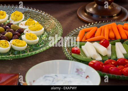 Deviled Eiern, Kalamata und grüne Oliven serviert mit Karotten, Jimaca und Cherry-Tomaten als ein vor dem Abendessen Horderve Stockfoto