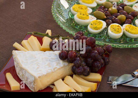 Deviled Eiern, Kalamata und grüne Oliven mit Brie und Gouda und Weintrauben diente als Horderves vor dem Abendessen Stockfoto