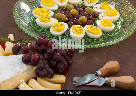 Deviled Eiern, Kalamata und grüne Oliven mit Brie und Gouda und Weintrauben diente als Horderves vor dem Abendessen Stockfoto