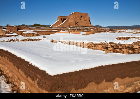 Die Ruinen am Pecos National Monument in der Nähe von Santa Fe liegen an einem Wintertag mit einem frischen Teppich von Schnee bedeckten. Stockfoto