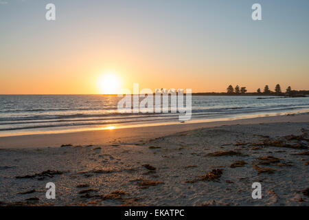 Sonnenaufgang am Strand von dem malerischen Fischerdorf Port Fairy, auf der Great Ocean Road in Victoria, Australien. Stockfoto