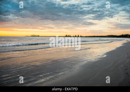 Sonnenaufgang am Strand der malerischen Stadt, Port Fairy, auf der Great Ocean Road in Victoria, Australien. Stockfoto