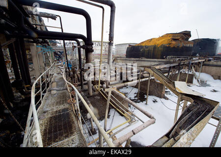 Gulei. 9. April 2015. Foto aufgenommen am 9. April 2015 zeigt den Standort eines Feuers in einem Werk der Tenglong aromatischer Kohlenwasserstoffe (Zhangzhou) Co. Ltd. auf Gulei Halbinsel von Zhangzhou City, Südost-China Fujian Provinz. Das Feuer in der Chemiefabrik verlosch auf rund um 02:57 am Donnerstag (1857GMT am Mittwoch) nach Lagertanks wiederholt fing Feuer. Am Montagabend Öl sickerte aus einer Xylol-Anlage in der Anlage fing Feuer und Explosionen in drei nahe gelegenen Tanks geführt. Bildnachweis: Jiang Kehong/Xinhua/Alamy Live-Nachrichten Stockfoto