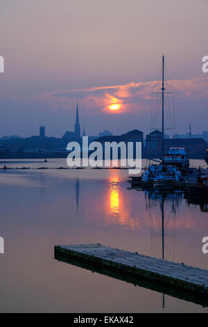 Preston, Lancashire, UK. 9. April 2015. UK-Wetter: Die Sonnenaufgänge über Preston Docks als das gute Wetter dürfte weiterhin für die nächsten Tage mit langen Perioden von Sonnenschein mit Temperaturen nähern 20 Grad prognostiziert.  Preston Dock wurde 1892 von Königin Victorias zweiter Sohn, Prinz Albert eröffnet. Die Firma EH Stand & Co Ltd gechartert, das erste Schiff der Docks, ein Unternehmen mit Links zu den aktuellen Ständen Lebensmittelhändler, die noch in Preston basiert zu besuchen. Heute floriert Preston Dock Marina, Wohn- und Geschäftsbereich. Bildnachweis: Paul Melling/Alamy Live-Nachrichten Stockfoto