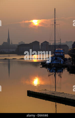 Preston, Lancashire, UK. 9. April 2015. UK-Wetter: Die Sonnenaufgänge über Preston Docks als das gute Wetter dürfte weiterhin für die nächsten Tage mit langen Perioden von Sonnenschein mit Temperaturen nähern 20 Grad prognostiziert.  Preston Dock wurde 1892 von Königin Victorias zweiter Sohn, Prinz Albert eröffnet. Die Firma EH Stand & Co Ltd gechartert, das erste Schiff der Docks, ein Unternehmen mit Links zu den aktuellen Ständen Lebensmittelhändler, die noch in Preston basiert zu besuchen. Heute floriert Preston Dock Marina, Wohn- und Geschäftsbereich. Bildnachweis: Paul Melling/Alamy Live-Nachrichten Stockfoto