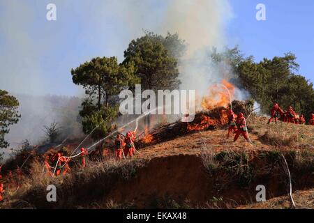 Liangshan, Provinz Sichuan. 9. April 2015. Feuerwehr nehmen Teil in einen Wald Brandschutzübung in Liangshan, Südwesten der chinesischen Provinz Sichuan, 9. April 2015. © Cheng Xueli/Xinhua/Alamy Live-Nachrichten Stockfoto