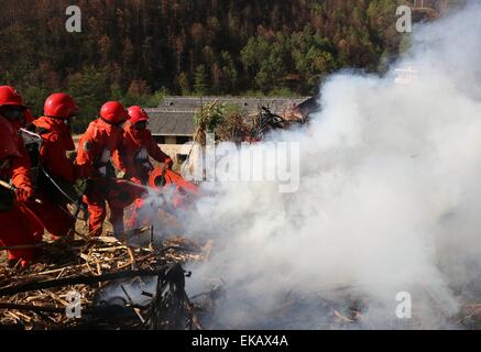 Liangshan, Provinz Sichuan. 9. April 2015. Feuerwehr nehmen Teil in einen Wald Brandschutzübung in Liangshan, Südwesten der chinesischen Provinz Sichuan, 9. April 2015. © Cheng Xueli/Xinhua/Alamy Live-Nachrichten Stockfoto