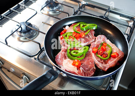 Steak mit roter und grüner Paprika in einer Pfanne Stockfoto