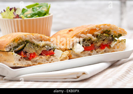 Ciabatta Panini Sandwichwith Gemüse und Feta Stockfoto