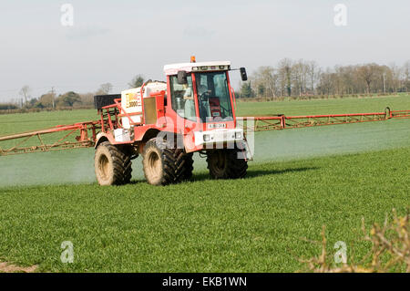 Traktor Spritzen ernten Ernte Spritzen Traktoren Feld Felder Hof Landwirtschaft betrieben Landwirtschaft Bauer Bauern Pestizid Pestizide in Stockfoto