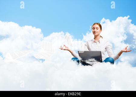 Meditation in den Wolken Stockfoto
