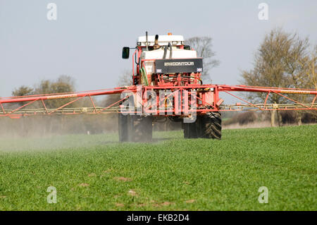 Traktor Spritzen ernten Ernte Spritzen Traktoren Feld Felder Hof Landwirtschaft betrieben Landwirtschaft Bauer Bauern Pestizid Pestizide in Stockfoto