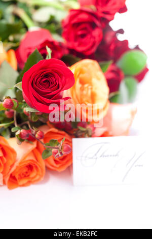 Strauß bunte Rosen und eine Karte mit den Worten danke Stockfoto