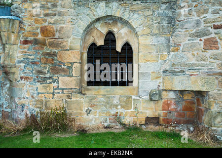 Alten gestapelt Steinmauer mit Fenster in Schottland Stockfoto