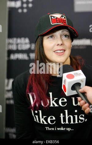 Krakau, Polen. 8. April 2015. Joanne "JoJo" Calderwood beantwortet Fragen in einem Interview bei einem Medientag vor UFC Fight Night: GONZAGA VS. CRO COP 2 auf TAURON Arena in UFC Fight Night: GONZAGA VS. CRO COP 2 auf TAURON Arena Credit: Dan Cooke/Alamy Live-Nachrichten Stockfoto