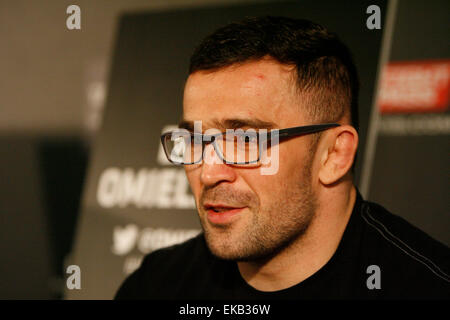 Krakau, Polen. 8. April 2015. Daniel Omielanczuk posiert für die Kamera an einem Medientag vor UFC Fight Night: GONZAGA VS. CRO COP 2 auf TAURON Arena in UFC Fight Night: GONZAGA VS. CRO COP 2 auf TAURON Arena Credit: Dan Cooke/Alamy Live-Nachrichten Stockfoto