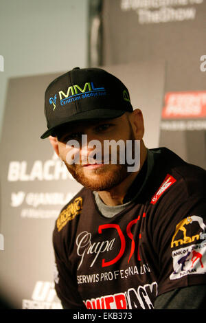 Krakau, Polen. 8. April 2015. Jan Blachowicz posiert für die Kamera an einem Medientag vor UFC Fight Night: GONZAGA VS. CRO COP 2 auf TAURON Arena in UFC Fight Night: GONZAGA VS. CRO COP 2 auf TAURON Arena Credit: Dan Cooke/Alamy Live-Nachrichten Stockfoto