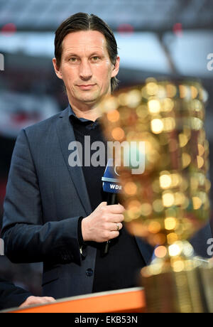 Leverkusens Trainer Roger Schmidt vor der deutsche DFB-Pokal Viertel Finale Fußball match zwischen Bayer Leverkusen und Bayern München in der BayArena in Leverkusen, Deutschland, 8. April 2015. (Achtung: die DFB verbietet die Nutzung und Veröffentlichung der sequentiellen Bilder über das Internet und andere Online-Medien während des Spiels (inkl. Pause). ACHTUNG: SPERRUNG ZEITRAUM! Die DFB ermöglicht die weitere Nutzung und Veröffentlichung der Bilder für mobile Dienste (vor allem MMS) und DVB-H und DMB erst nach dem Ende des Spiels.) Foto: Maja Hitij/dpa Stockfoto