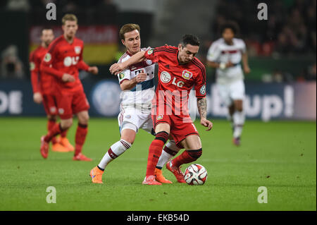 Münchner Mario Goetze und Leverkusens Roberto Hilbert in Aktion während der deutsche DFB-Pokal Viertel Finale Fußball match zwischen Bayer Leverkusen und Bayern München in der BayArena in Leverkusen, Deutschland 8. April 2015. (Achtung: die DFB verbietet die Nutzung und Veröffentlichung der sequentiellen Bilder über das Internet und andere Online-Medien während des Spiels (inkl. Pause). ACHTUNG: SPERRUNG ZEITRAUM! Die DFB ermöglicht die weitere Nutzung und Veröffentlichung der Bilder für mobile Dienste (vor allem MMS) und DVB-H und DMB erst nach dem Ende des Spiels.) Foto: Maja Hitij/dpa Stockfoto