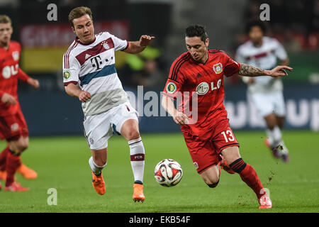 Münchner Mario Goetze und Leverkusens Roberto Hilbert in Aktion während der deutsche DFB-Pokal Viertel Finale Fußball match zwischen Bayer Leverkusen und Bayern München in der BayArena in Leverkusen, Deutschland 8. April 2015. (Achtung: die DFB verbietet die Nutzung und Veröffentlichung der sequentiellen Bilder über das Internet und andere Online-Medien während des Spiels (inkl. Pause). ACHTUNG: SPERRUNG ZEITRAUM! Die DFB ermöglicht die weitere Nutzung und Veröffentlichung der Bilder für mobile Dienste (vor allem MMS) und DVB-H und DMB erst nach dem Ende des Spiels.) Foto: Maja Hitij/dpa Stockfoto