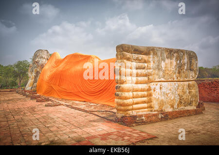 Riesigen liegenden Buddha im Wat Lokayasutharam. Geschichtspark Ayutthaya. Stockfoto