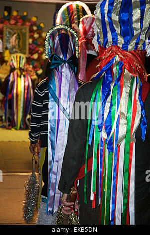 Das Dorf Tortugas in der Nähe von Las Cruces in New Mexico feiert der Jungfrau von Guadalupe Festtag mit bunten Tänze Stockfoto