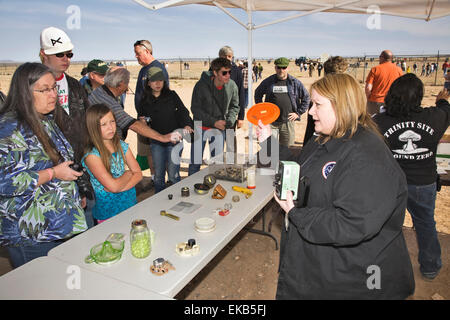 Gesundheit Physiker Shannan Boggs begrüßt Besucher zum Ground Zero auf dem Trinity atomaren Testgelände. Stockfoto