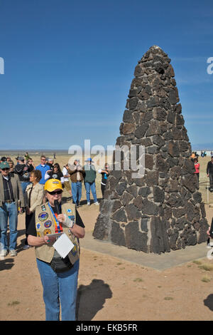 Pensionierte Physiker, Chemiker und Ingenieur Judith Mead jetzt dient als Dozent und informiert die Besucher zur Trinity Atomic Test-Site Stockfoto