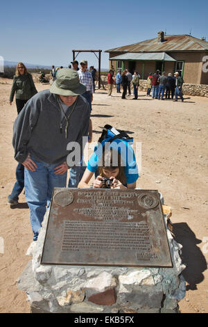 Besucher auf dem Trinity-Atombombe-Testgelände in der Nähe von Socorro, NM, untersuchen Sie ein Plakat auf der McDonald-Hütte Stockfoto