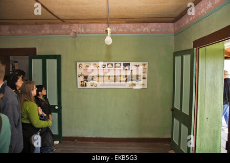 Besucher der Trinity Atomic Bomb Test Site prüfen, ein Panorama-Foto der McDonald Kabine stehen im Schlafzimmer Stockfoto