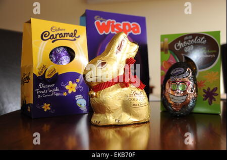 Lindt Schokolade Hase oder Kaninchen und andere Ostereier von Cadbury's gemacht Stockfoto