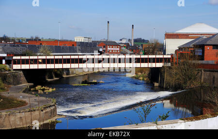 Rotherham Yorshire UK - Weir und Fluss Don Kanal läuft Durch das Stadtzentrum Stockfoto