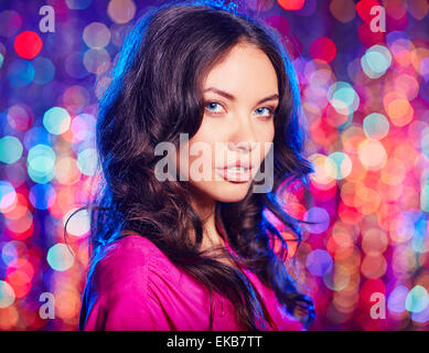 Porträt von eine schöne Brünette, Blick in die Kamera Stockfoto