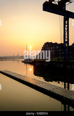 UK-Wetter: Die Sonne geht über Preston Docks. Preston Dock wurde 1892 von Königin Victorias zweiter Sohn, Prinz Albert eröffnet. Stockfoto