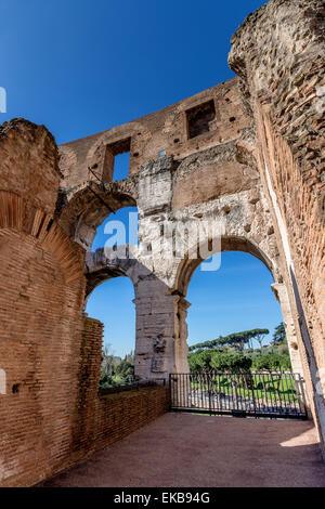Innenraum mit Stein Bögen des Kolosseums in Rom an einem sonnigen Tag. Stockfoto