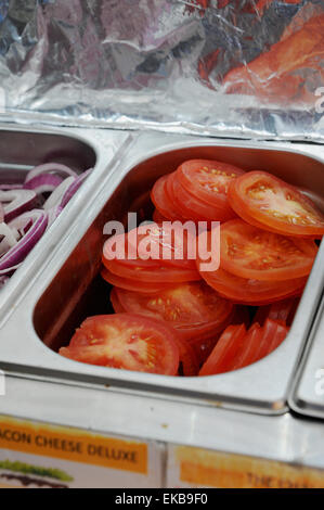 Frisch geschnittene Tomaten in einem Behälter in einem Fast-Food-shop Stockfoto