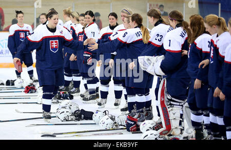 (150409)--Peking, 9. April 2015--Maria Herichova (Front L) der Slowakei feiert mit Teamkollegen nach dem Spiel gegen die Demokratische Volksrepublik Korea (DVRK) an der 2015 IIHF World Championship Division 1 Frauengruppe B am Capital Gymnasium in Peking, Hauptstadt von China, am 9. April 2015. Slowakei gewann 9: 0. (Xinhua/Li Ming) Stockfoto