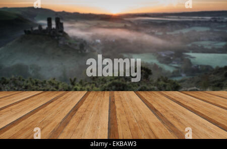 Lebendige Sonnenaufgang über mittelalterliche Burg Ruinen mit Nebel in ländlichen Landschaft mit Holzbohlen Boden Stockfoto