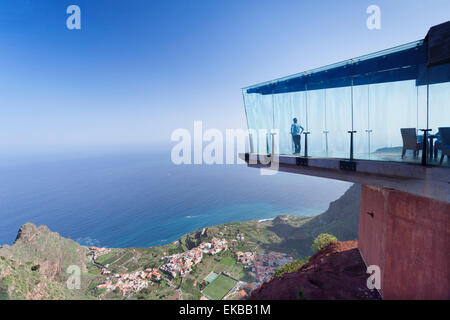 Blick vom Restaurant Mirador de Abrante nach Agulo, La Gomera, Kanarische Inseln, Spanien, Atlantik, Europa Stockfoto