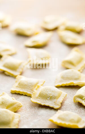 Ravioli Pasta am Küchentisch Stockfoto
