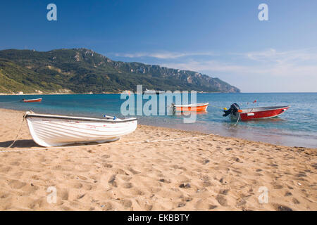 Blick vom Strand zum entfernten Cape Cholomonta, Agios Georgios, Korfu, Ionische Inseln, griechische Inseln, Griechenland, Europa Stockfoto