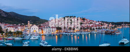 Erhöhten Blick über den malerischen Hafen Stadt Hvar beleuchtet in der Abenddämmerung, Hvar, Dalmatien, Kroatien, Europa Stockfoto