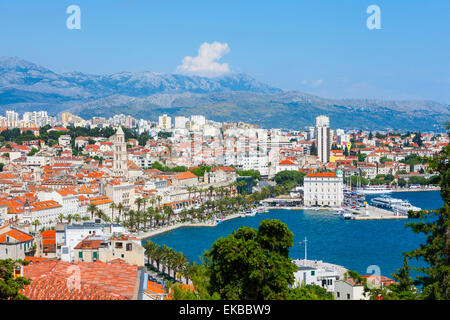 Erhöhten Blick über malerische Stari Grad Split und den Hafen, Split, Dalmatien, Kroatien, Europa Stockfoto