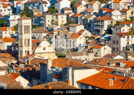 Erhöhten Blick über den malerischen Hafen Stadt Hvar, Hvar, Dalmatien, Kroatien, Europa Stockfoto