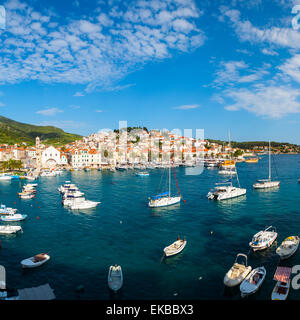 Erhöhten Blick über den malerischen Hafen von Hvar, Stari Grad (Altstadt), Hvar, Dalmatien, Kroatien, Europa Stockfoto