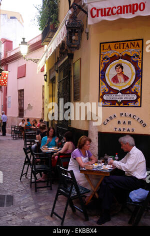 Leute sitzen in einer Tapas-Bar in Barrio Santa Cruz, Sevilla, Andalusien, Spanien, Europa Stockfoto