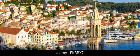 Erhöhten Blick über den malerischen Hafen Stadt Hvar, Hvar, Dalmatien, Kroatien, Europa Stockfoto