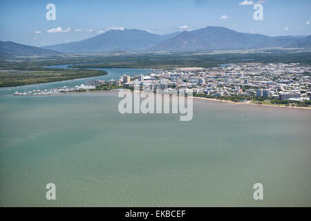 Luftaufnahme der Stadt und der Mündung des Trinity Inlet, Cairns, North Queensland, Australien Stockfoto