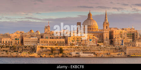 Valletta Skyline Panorama bei Sonnenuntergang mit der Kuppel der Karmeliterkirche und St. Pauls anglikanische Kathedrale, Valletta, Malta Stockfoto